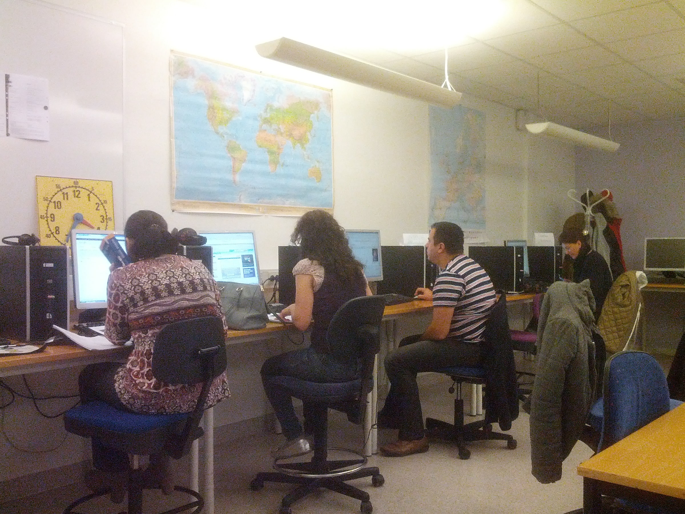 Adult SFI learners work at desktop computers during a workshop in Värnamo in October 2013.