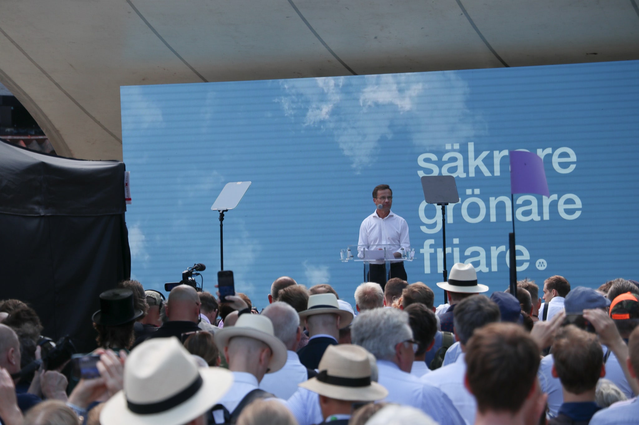 Ulf Kristersson speaks before a public audience at a Moderate Party event in Almedalen in June 2023.