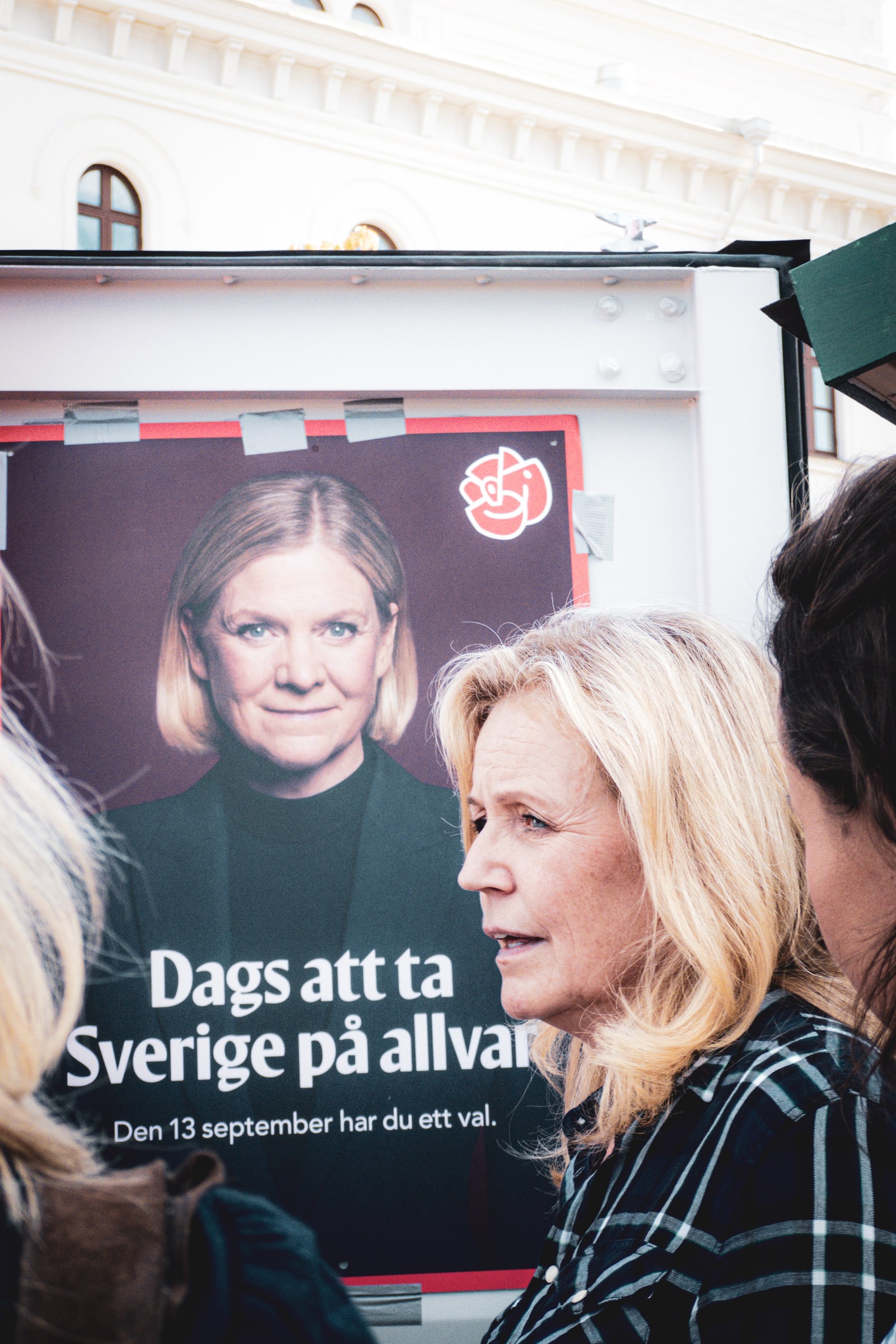 Elisabeth Thand Ringqvist speaking with people during a campaign visit in Gothenburg.