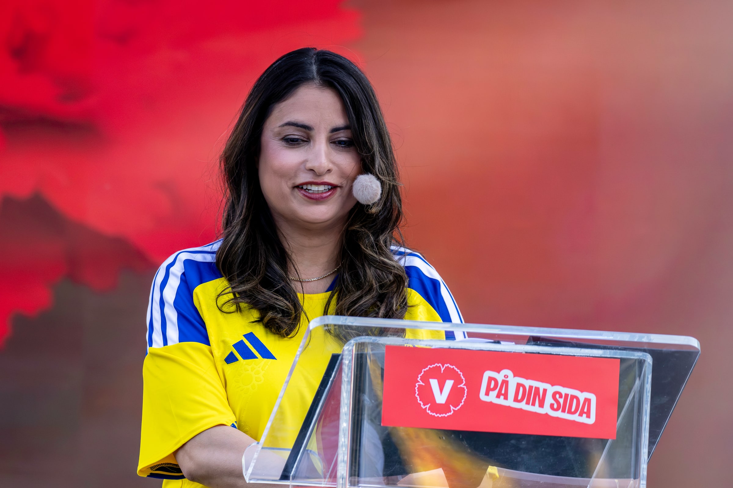 Nooshi Dadgostar speaks behind a lectern at Almedalen in June 2026.